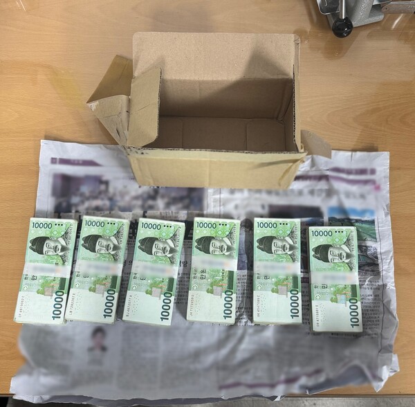 부산 사하경찰서에 도착한 현금다발.(사진=연합뉴스)