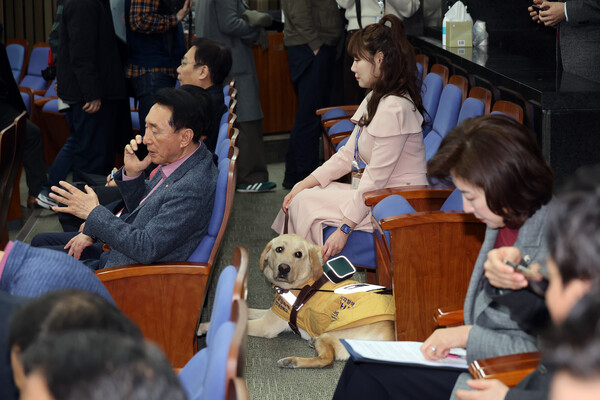 김예지 국민의힘 의원과 안내견 태백이가 올해 2월 27일 국회에서 열린 국민의힘 의원총회에 참석해 있다. (사진=연합뉴스)
