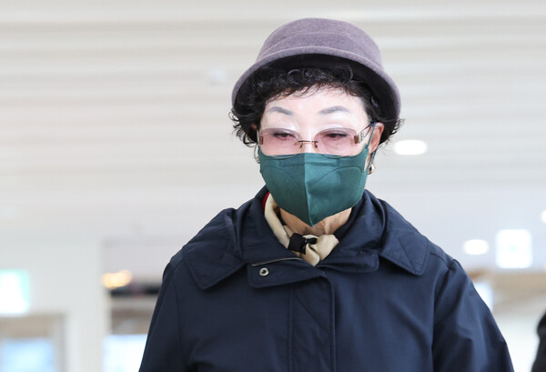 양평 공흥지구 개발 특혜 의혹과 관련해 김건희 여사의 모친 최은순씨가 지난 4일 서울 광화문 KT 빌딩에 마련된 김건희특검 사무실에 피의자 신분으로 출석하고 있다.(사진=연합뉴스)