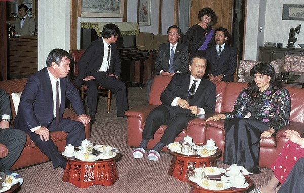 고(故) 최종현 SK그룹 회장(왼쪽 첫번째)이 1981년 초 방한한 야마니 사우디아라비아 석유장관(오른쪽 두번째)과 담소를 나누고 있다. 최 회장의 탄탄한 중동 인맥은 선경이 유공을 인수하는데 결정적인 역할을 했다. (사진=SK60년사)