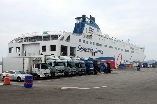  20일 오전 전남 목포시 삼학부두에서 2만6,000톤급 여객선 퀸제누비아2호가 정박해 있다. 퀸제누비아2호는 전날 신안군 장산면에 있는 족도(무인도)에 좌초됐다가 9시간여만에 입항했다. (사진=연합뉴스)