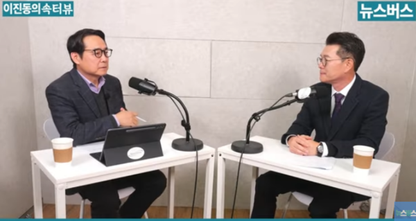 정원오(오른쪽) 성동구청장이 뉴스버스TV '이진동의 속터뷰'에 출연해 인터뷰를 하고 있다. (사진=뉴스버스TV캡처)