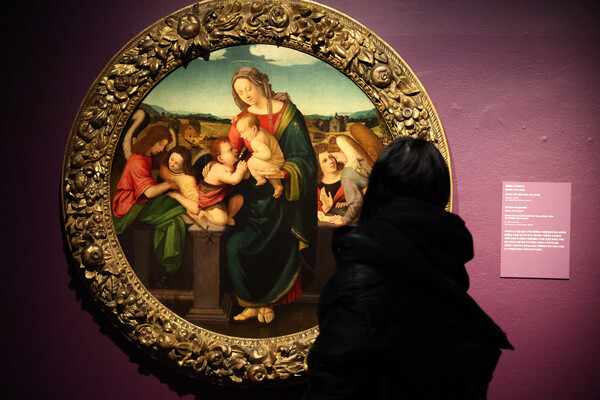 서울 세종문화회관에서 진행 중인 샌디에이고 미술관 특별전에서 한 관람객이 전시 작품을 살펴보고 있다. 위 작품은 이탈리아 피렌체에서 미켈란젤로와 수학하며 오랜 기간 우정을 나눴던 줄리아노 부자르디니(1475~1554)의 작품 '성모자와 어린 세례자 요한 그리고 천사들'이다. (사진=연합뉴스) 