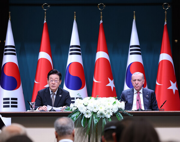 이재명 대통령과 레제프 타이이프 에르도안 튀르키예 대통령이 24일(현지시간) 튀르키예 앙카라 대통령궁에서 공동언론발표를 하고 있다. (사진=연합뉴스)