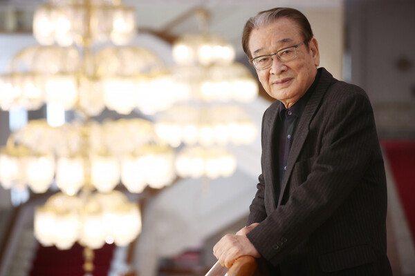 배우 이순재가 연극 '갈매기' 연출을 맡은 2023년 1월 서울 광진구 유니버설아트센터에서 연합뉴스와 인터뷰를 하고 있다. (사진=연합뉴스)