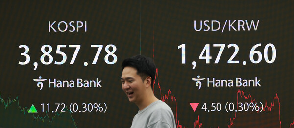 25일 코스피는 전 거래일보다 11.72p(0.30%) 오른 3,857.78로 장을 마쳤다. 서울외환시장에서  원∙달러 환율은 정부의 구두개입과 미국의 금리인하 움직임에 4.7원 내린 1,472.4원으로 마감했다. (사진=연합뉴스)
