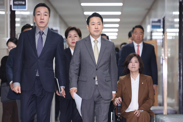 장동혁(가운데) 국민의힘 대표와 김민수(왼쪽) 최고위원이 지난 6일 국회에서 열린 국힘 최고위원회의에 참석하고 있다. (사진=연합뉴스) 