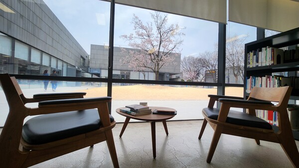 국립현대미술관(서울관) 미술도서관에서 바라본 도서관 외관과 정원. (사진=고규영)