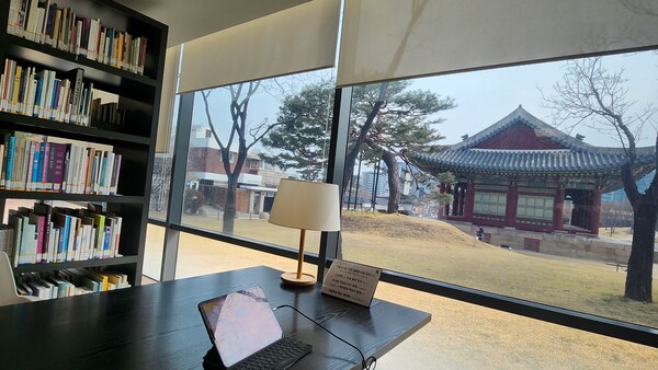 국립현대미술관(서울관) 미술도서관 서가에서 본 경근당. (사진=고규영)