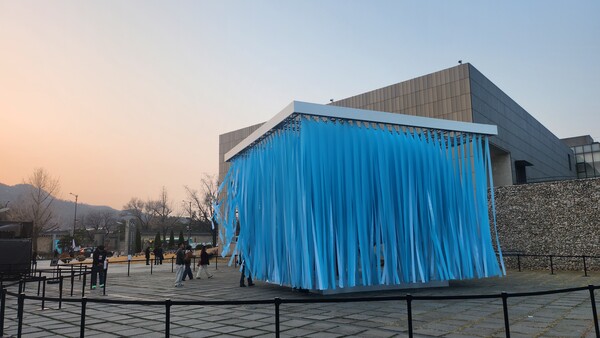 국립현대미술관 앞 정원, BTS 신곡과 함께 전시된 설치미술 러브쿼터(The City Love Quarter).