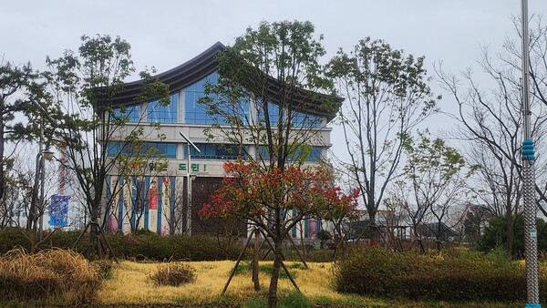 전라남도도립고서관 외관 솟을대문 디자인. (사진=고규영)