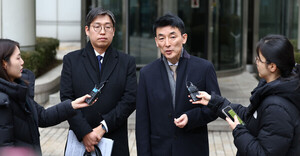 '내란 동지' 尹·<b>김용현</b> 마침내 '싸움났다'...<b>포고령</b> '네 탓 <b>공방</b>'